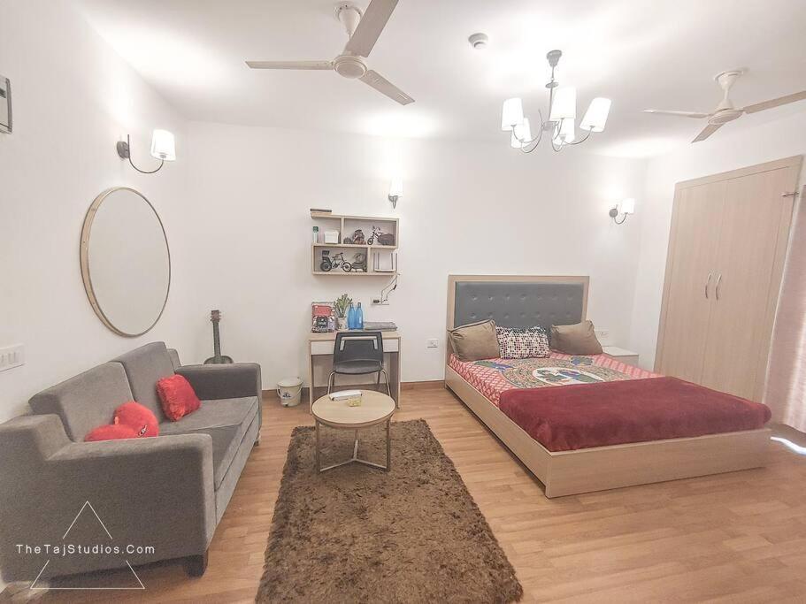 Top Luxury & Couple Friendly Stay Gp By Taj Suites & Studios #New Year Party & Stay Noida Buitenkant foto
