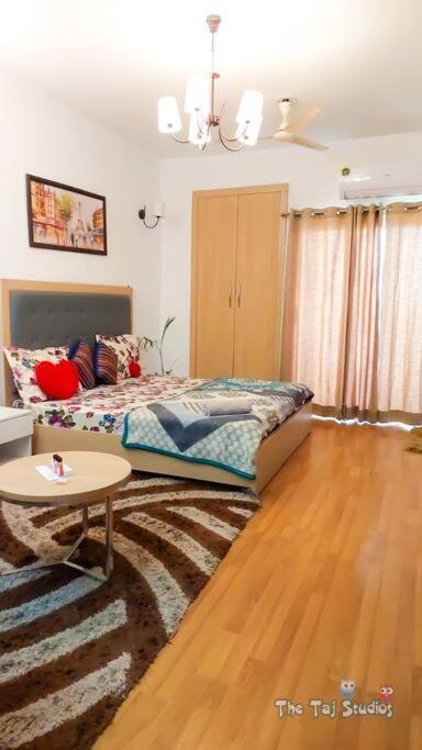 Top Luxury & Couple Friendly Stay Gp By Taj Suites & Studios #New Year Party & Stay Noida Buitenkant foto