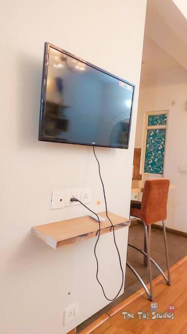 Top Luxury & Couple Friendly Stay Gp By Taj Suites & Studios #New Year Party & Stay Noida Buitenkant foto