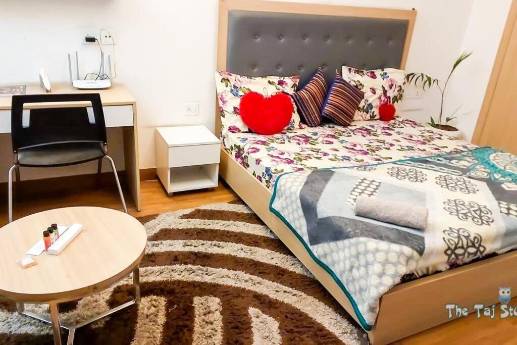 Top Luxury & Couple Friendly Stay Gp By Taj Suites & Studios #New Year Party & Stay Noida Buitenkant foto