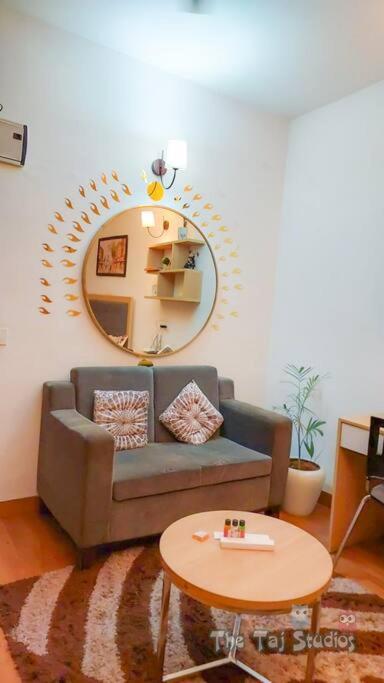 Top Luxury & Couple Friendly Stay Gp By Taj Suites & Studios #New Year Party & Stay Noida Buitenkant foto