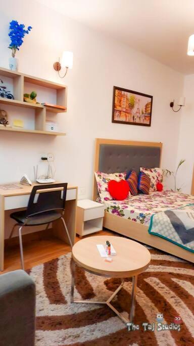 Top Luxury & Couple Friendly Stay Gp By Taj Suites & Studios #New Year Party & Stay Noida Buitenkant foto