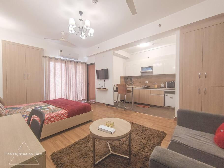 Top Luxury & Couple Friendly Stay Gp By Taj Suites & Studios #New Year Party & Stay Noida Buitenkant foto