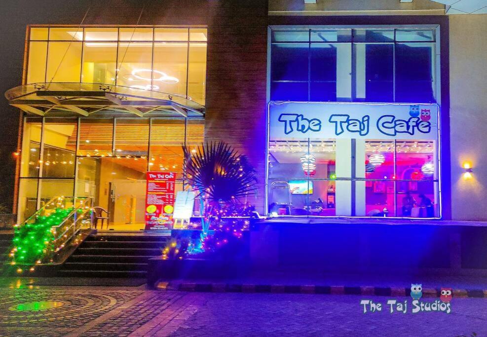 Top Luxury & Couple Friendly Stay Gp By Taj Suites & Studios #New Year Party & Stay Noida Buitenkant foto