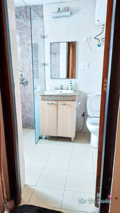 Top Luxury & Couple Friendly Stay Gp By Taj Suites & Studios #New Year Party & Stay Noida Buitenkant foto