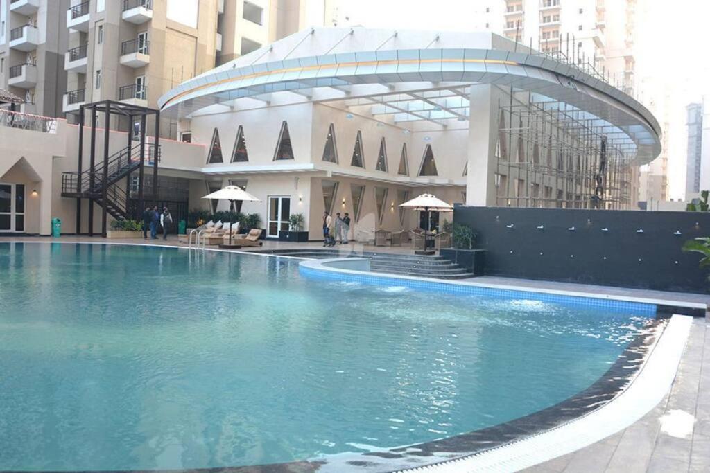 Top Luxury & Couple Friendly Stay Gp By Taj Suites & Studios #New Year Party & Stay Noida Buitenkant foto