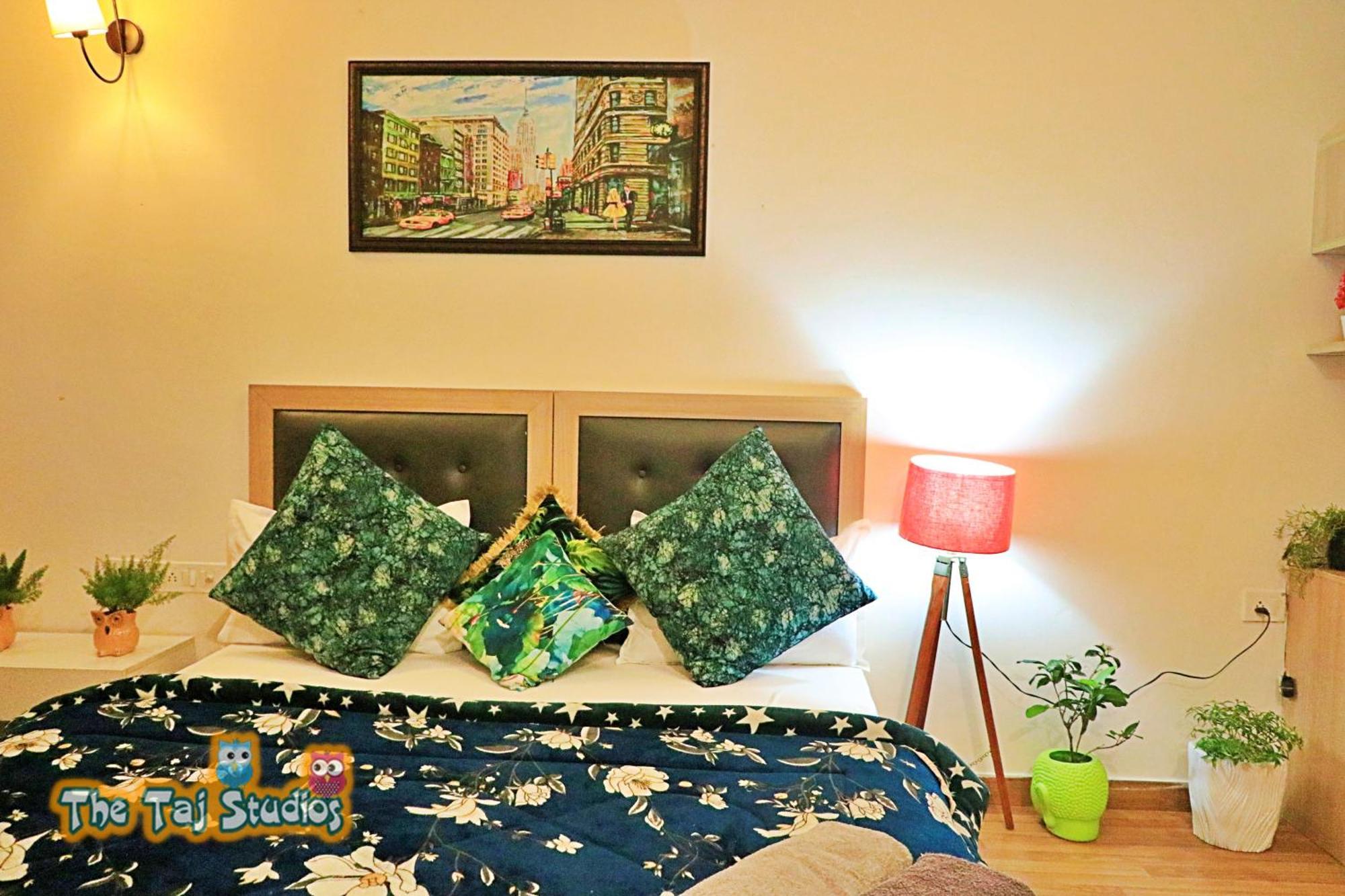 Top Luxury & Couple Friendly Stay Gp By Taj Suites & Studios #New Year Party & Stay Noida Buitenkant foto