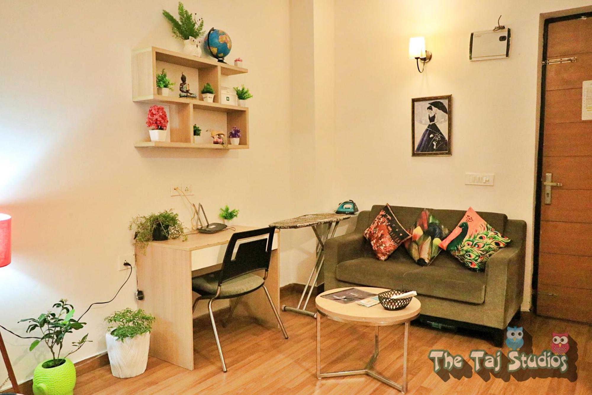 Top Luxury & Couple Friendly Stay Gp By Taj Suites & Studios #New Year Party & Stay Noida Buitenkant foto