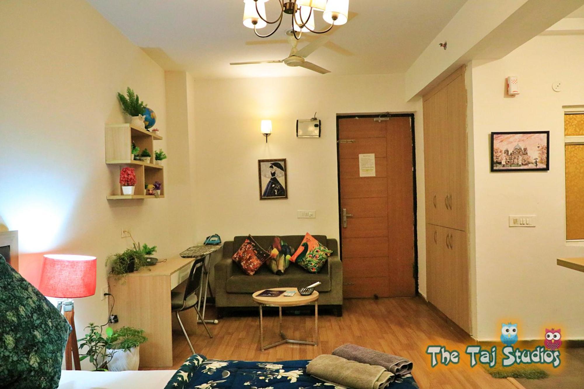 Top Luxury & Couple Friendly Stay Gp By Taj Suites & Studios #New Year Party & Stay Noida Buitenkant foto