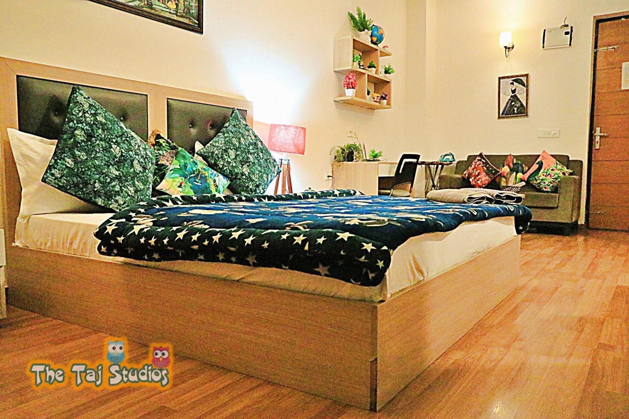 Top Luxury & Couple Friendly Stay Gp By Taj Suites & Studios #New Year Party & Stay Noida Buitenkant foto